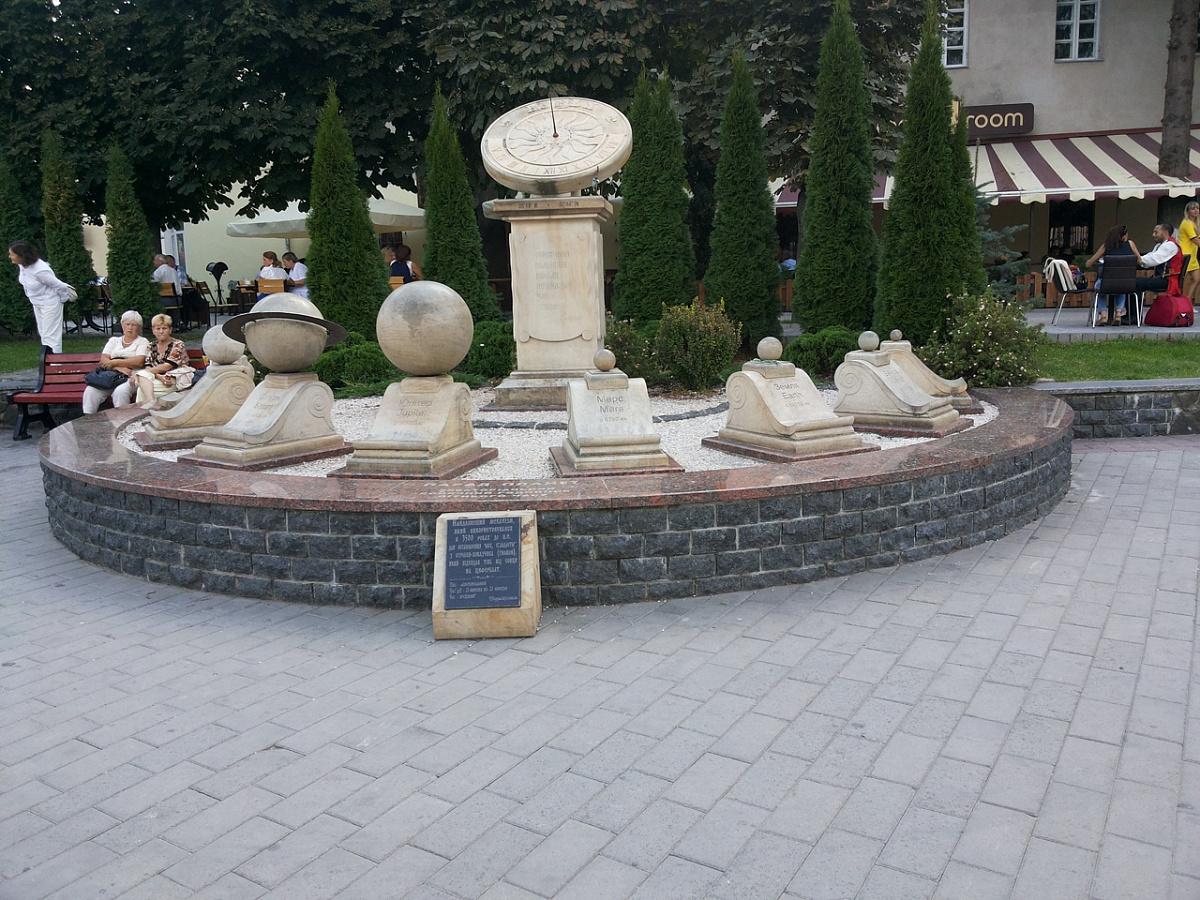 Памятник Солнечные часы или Парад планет в Луцке